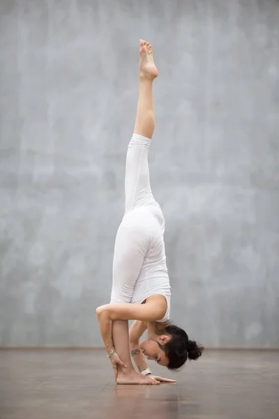 Mooie Yoga: Staande splitst pose — Stockfoto