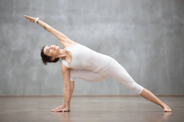 Mooie Yoga: uitgebreide zijhoek vormen — Stockfoto