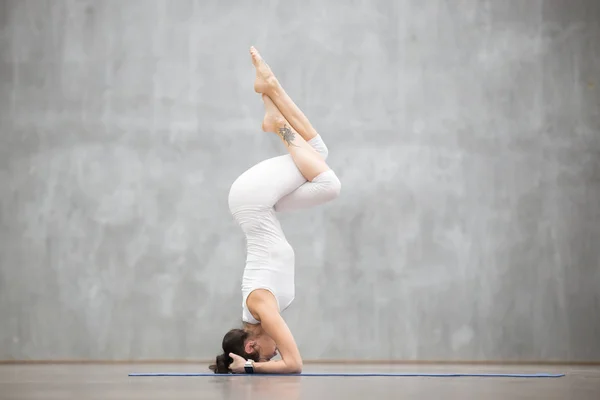 Szép Jóga: Garuda salamba sirsasana póz — Stock Fotó