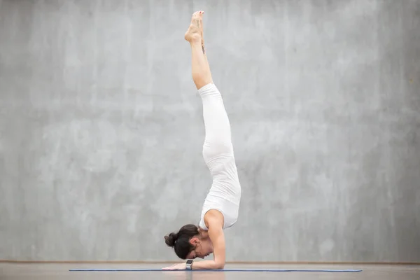 Beautiful Yoga: Pincha Mayurasana — Stock fotografie