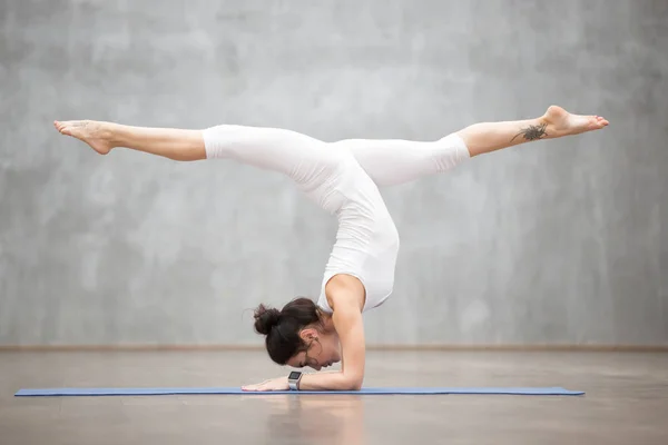 Bellissimo Yoga: variazione di Pincha Mayurasana — Foto Stock