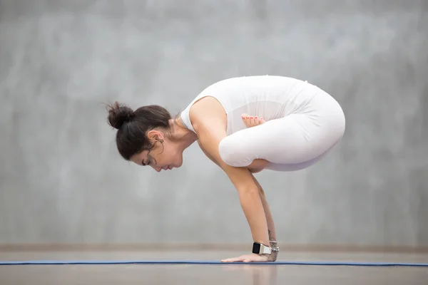 Yoga hermoso: Urdhva Kukkutasana — Foto de Stock