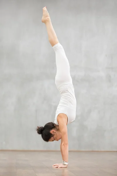 Bello Yoga: Albero rivolto verso il basso Posa — Foto Stock