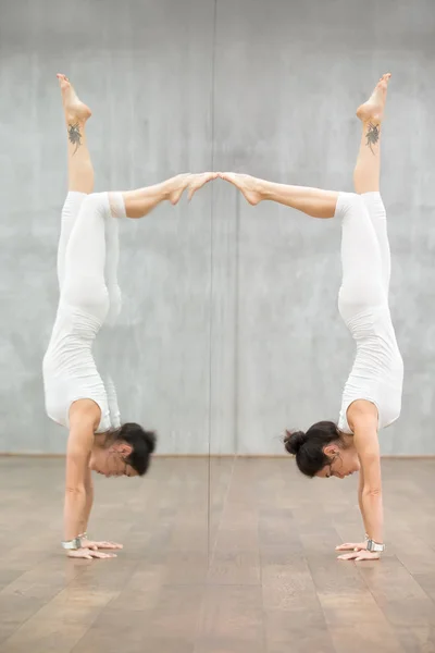 Vackra Yoga: kvinna gör handstående hållning — Stockfoto