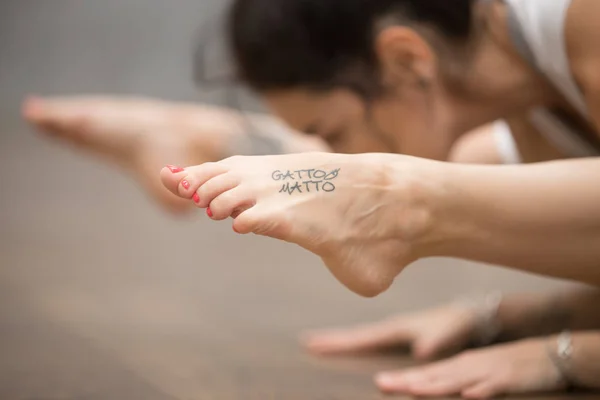 Vacker Yogi kvinna med tatuering på hennes ben — Stockfoto