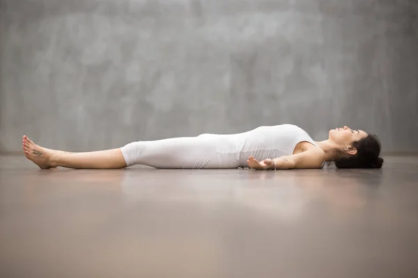 Krásná jóga: Shavasana pozice — Stock fotografie