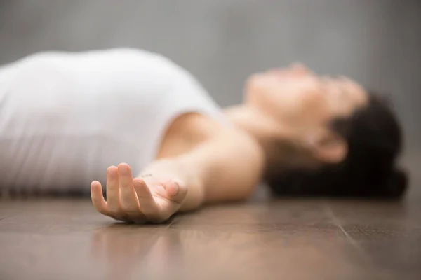 Yoga hermoso: relajante después del entrenamiento —  Fotos de Stock