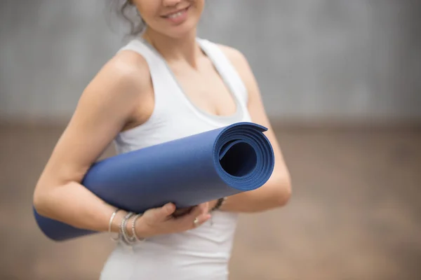 Feliz hermosa mujer yogui sosteniendo su esterilla, de cerca —  Fotos de Stock