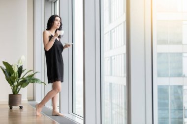 Kahve pencerenin yanında kadınla