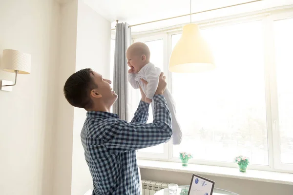 Jongeman gooien van een baby — Stockfoto