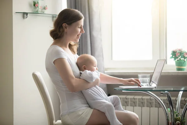 Mujer y un bebé en el portátil —  Fotos de Stock