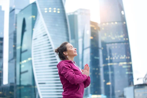 Young attractive sporty woman in namaste mudra pose — Stock Photo, Image