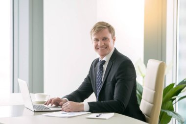 gülümseyen yakışıklı işadamı