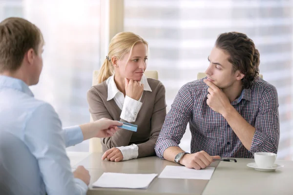 Jong ernstige koppel met agent — Stockfoto