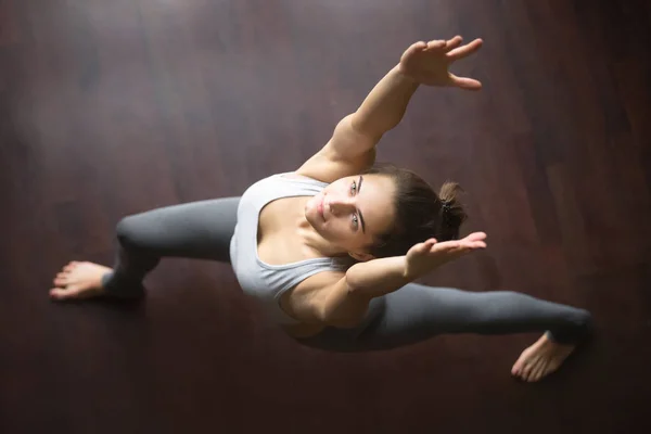 Vista dall'alto di virabhadrasana 1 yoga Posa — Foto Stock