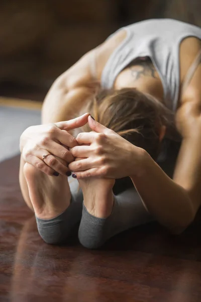 ホーム インテリアの背景、paschimottanasana ポーズで女性のクローズ アップ — ストック写真