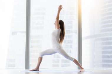 Virabhadrasana karşı poz genç çekici kadın kat wi