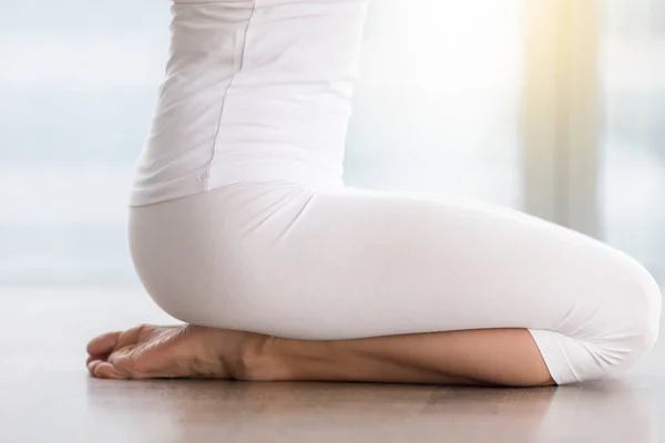 Ung attraktiv kvinna i vajrasana pose, närbild av ben — Stockfoto