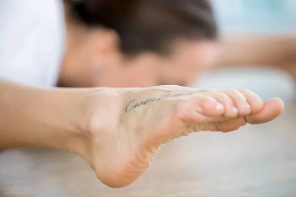 Gros plan du pied féminin avec tatouage — Photo