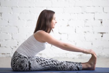 Paschimottanasana genç çekici kadın poz, beyaz studio