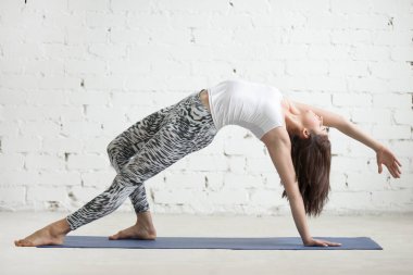 Camatkarasana poz, beyaz stüdyo backg genç çekici kadın
