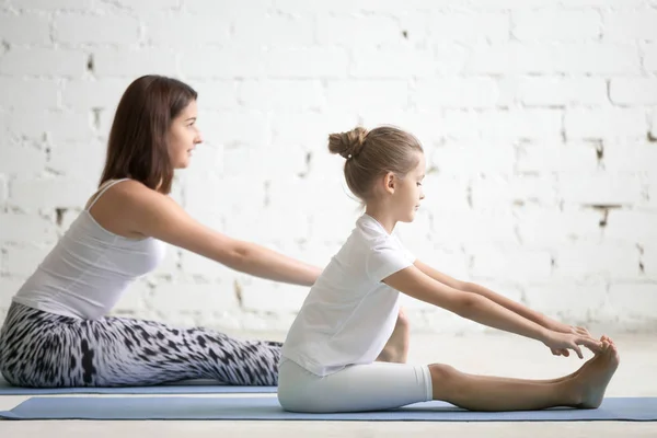 子供と子供ヨガ養成、paschimottanasana ポーズします。 — ストック写真