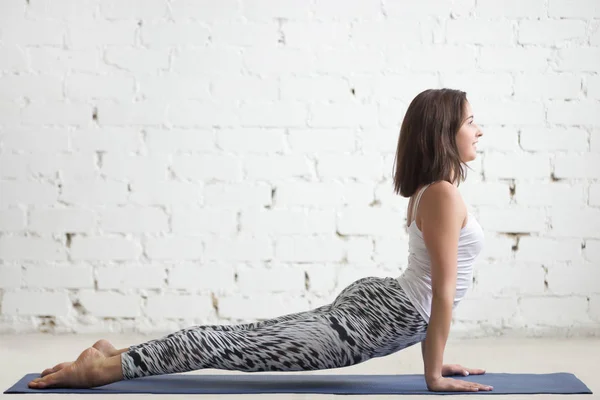 Mujer atractiva joven en Urdhva mukha shvanasana pose, st blanco — Foto de Stock