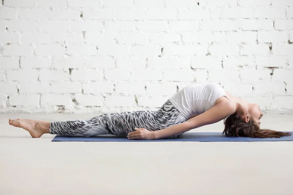 Matsyasana ポーズ、白いスタジオれたら若い魅力的な女性 — ストック写真