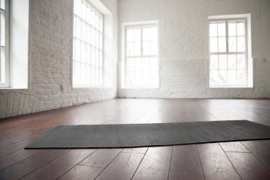 Boş beyaz boşluk, çatı stüdyo, yoga mat katta