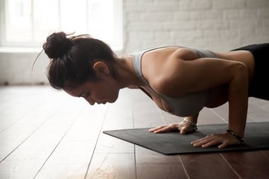 Geçiyoruz dandasana genç çekici kadın poz, çatı stüdyo