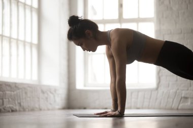 Genç kadın Push Up veya basın poz, closeup ups