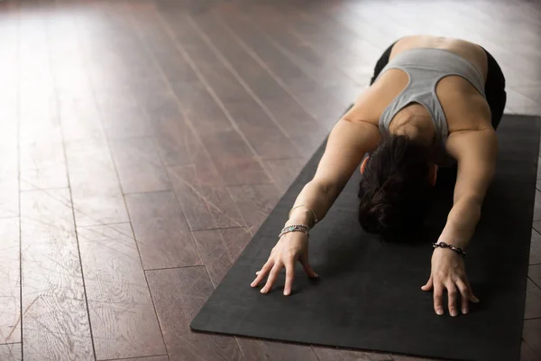 Balasana の若いスポーティな女性のポーズ、白いロフト スタジオ、copyspac — ストック写真