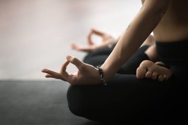 Lotus genç kadın poz mudra jestle, stüdyo arka plan