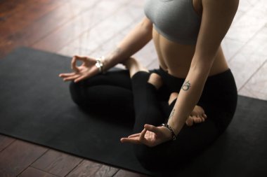 Mat mudra, yapım Lotus poz oturan kadın stüdyo