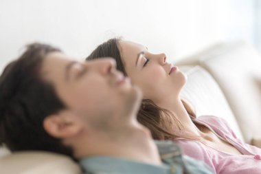 Mutlu genç insanların gözleri kapalı, rahatlatıcı zevk, yan vie