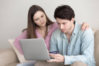 Genç çift alışveriş, online bankacılık laptop yolu ile kredi kartı pr