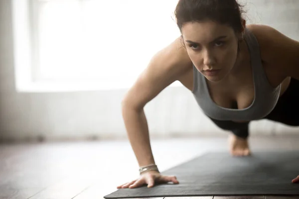 Junge attraktive Fitness-Frau übt Liegestütze — Stockfoto