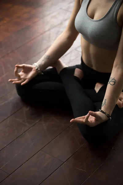 ムードラ ジェスチャーを作る Padmasana ポーズで床に座っている女性 — ストック写真