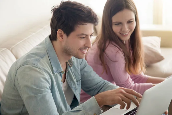 लॅपटॉप संगणक वापरून तरुण पुरुष आणि स्त्री, बोलत, खरेदी onl — स्टॉक फोटो, इमेज