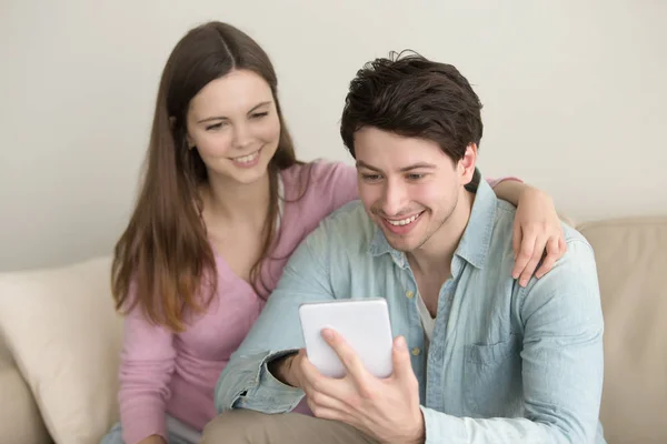 Genç mutlu gülümseyen çift kullanarak tablet, görüntülü arama, online alışveriş — Stok fotoğraf