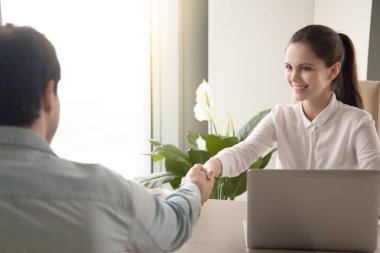 Ben iş iş insanlar el sıkışma ofisinde, bir ortak tebrik