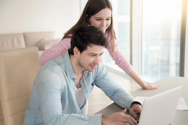 Young woman and man with laptop computer at home office — Stock Photo, Image