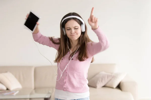 Adolescente heureuse fille écouter de la musique dans les écouteurs et danser — Photo