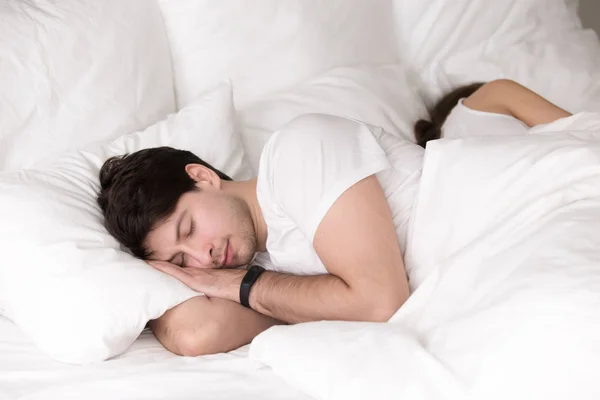 Pasangan tidur dengan tenang bersama-sama di tempat tidur, pria mengenakan wr cerdas — Stok Foto