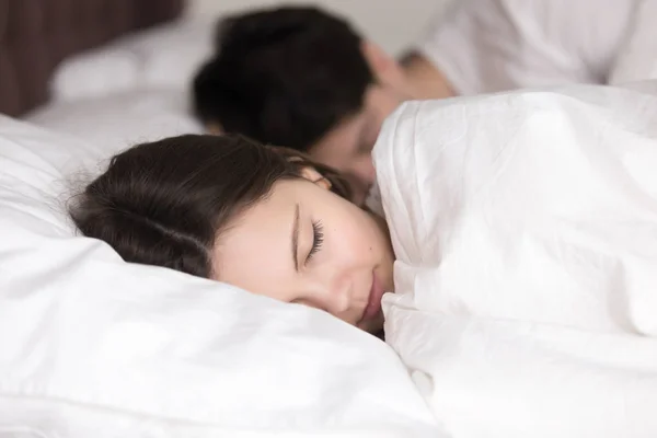 Молода дівчина з хлопцем спить мирно в затишному білому ліжку — стокове фото