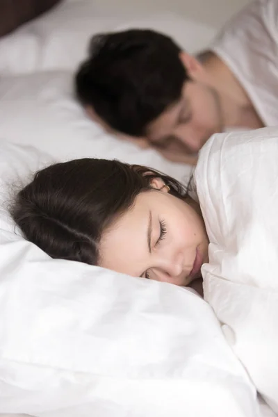 Być piękna panienka z ukochanym mężczyzną, spanie w komfortowych — Zdjęcie stockowe