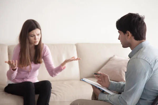 Conversation between male psychologist and young female patient, — Stock Photo, Image