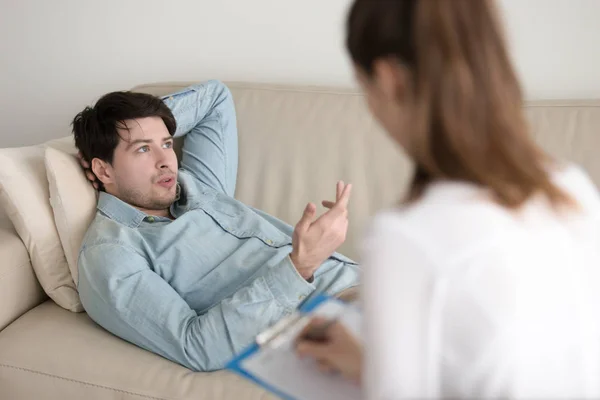 Jovem paciente do sexo masculino falando sobre seus problemas, no psychologi — Fotografia de Stock
