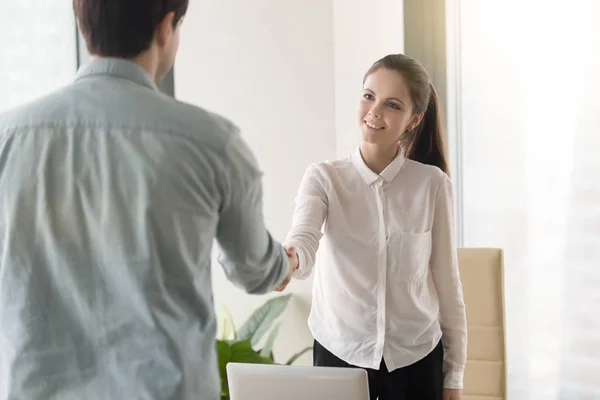 Mujer de negocios y hombre de negocios estrechando la mano, gerente femenino Gree — Foto de Stock