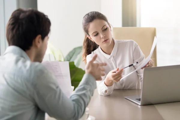 Conversación entre empresario y empresario sobre documen —  Fotos de Stock